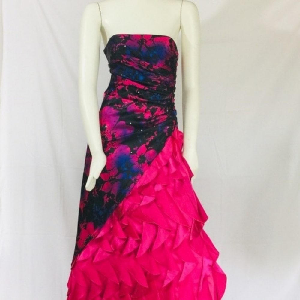 JUMP apparel Fuscia Flamenco Prom Dress
3/4